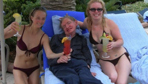 Identificadas as mulheres de biquíni que aparecem ao lado de Hawking em foto dos arquivos Epstein