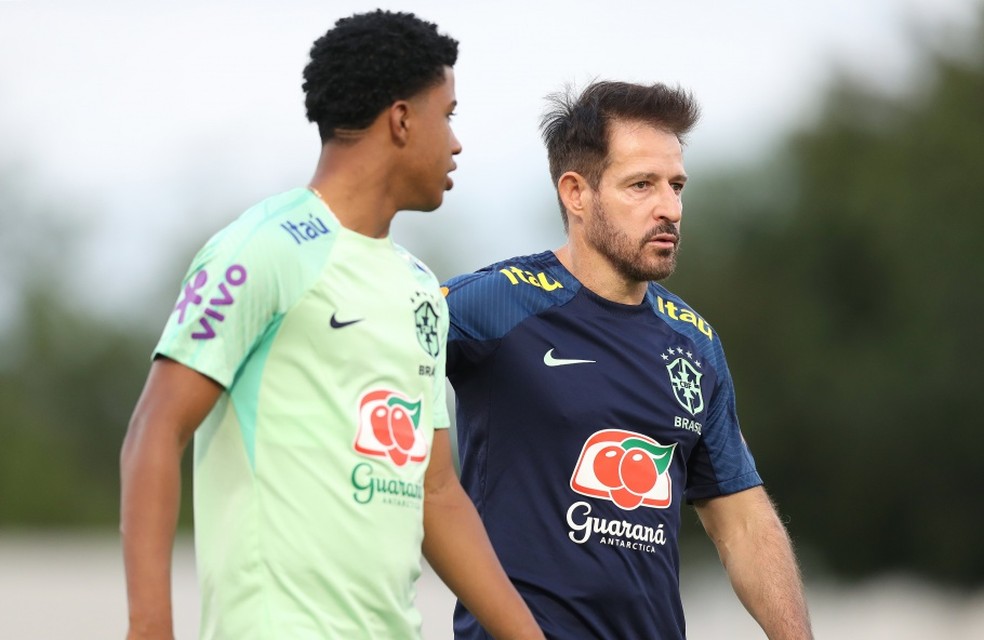 Andrey e Ramon Menezes em treino da seleção olímpica — Foto: Rafael Ribeiro / CBF