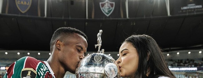 Jhon Arias, do Fluminense, celebra título ao lado da mulher Yadid Alejandra — Foto: Reprodução/Instagram
