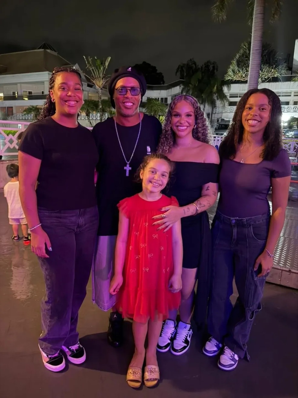 Desiree, Ronaldinho Gaúcho, Roberta, Gabrielle e Charlotte (de vestido vermelho) — Foto: Reprodução/ Instagram