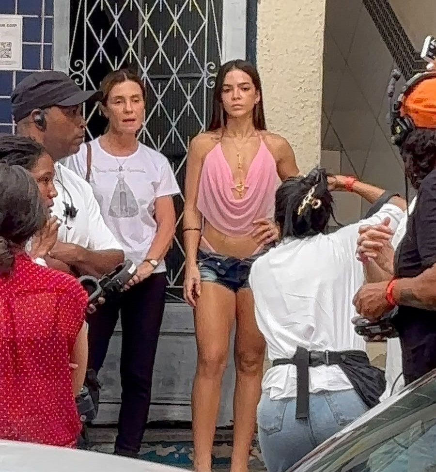 Arrasou! Mel Maia aparece de short e barriga de fora em cena com Adriana Esteves de 'Avenida Brasil 2'; vídeo