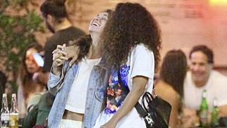 Alice Carvalho e Chandelly Braz são flagradas juntas na Zona Sul do Rio — Foto: Extra