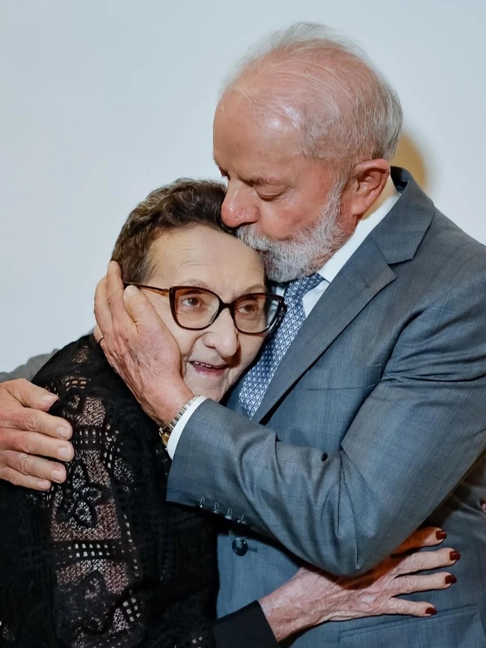 A artesã e atriz potiguar Tânia Maria recebe o carinho do presidente Lula — Foto: Reprodução de Instagram