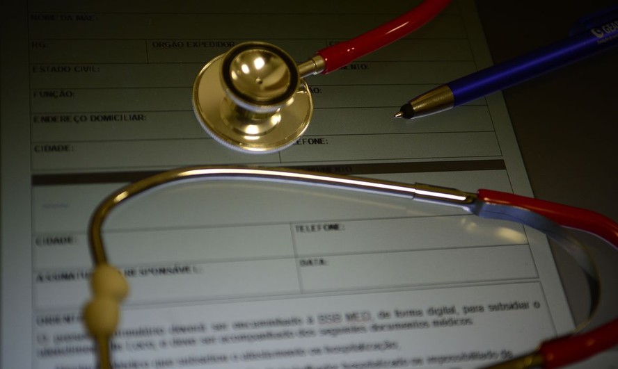 Conselho Federal de Medicina esclareceu que tanto o modelo físico quanto o digital continuam a ser aceitos em todo o país