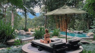 Australiana faz de hotéis de luxo ao redor do mundo o seu lar há 10 anos: em resort na Tailândia — Foto: Reprodução