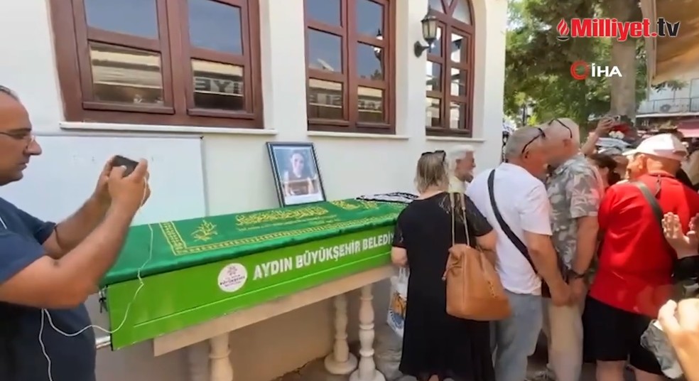 O velório da atriz turca Ece Írten — Foto: Milliyet TV/Reprodução