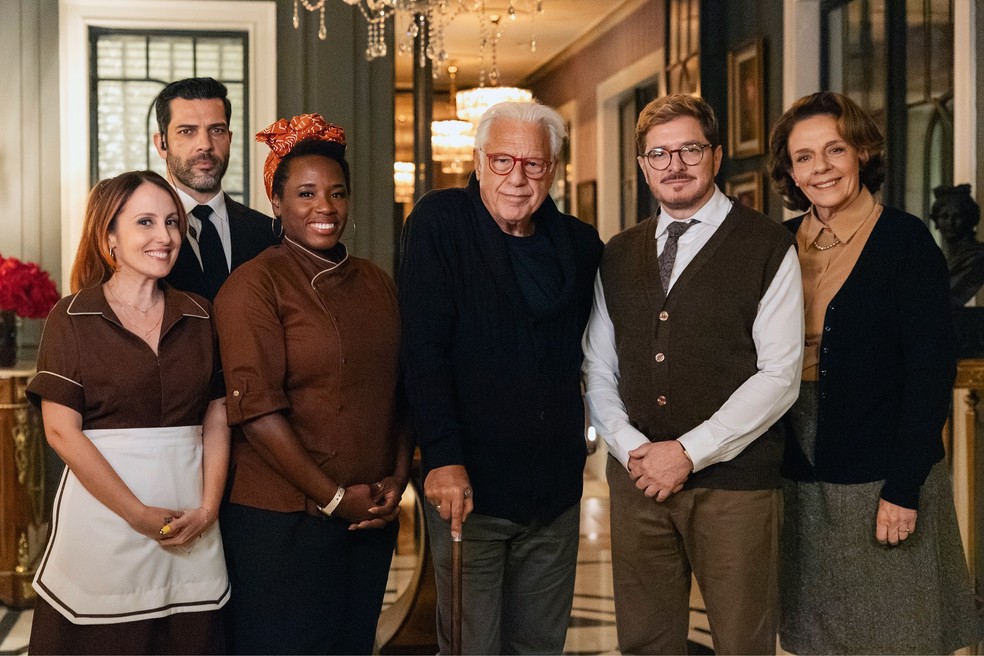 Novela "Quem ama cuida": Tilde (Luana Martau), Marcão (Claudio Andrade), Rosa (Tatiana Tiburcio), Arthur (Antonio Fagundes), Edvaldo (Guilherme Piva) e Diná (Rosi Campos) — Foto: Manoella Mello/Rede Globo