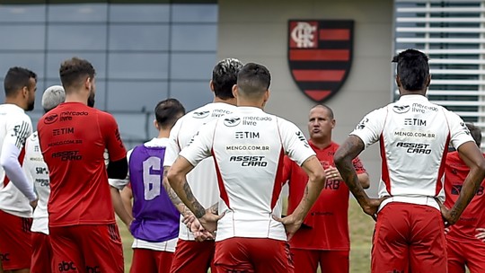 Clima leve dá o tom do primeiro treino do interino Mario Jorge no Flamengo, após saída de Sampaoli