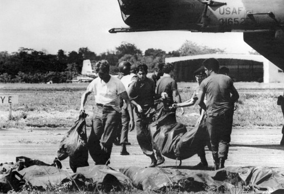 Corpos recolhidos ap&oacute;s o massacre em Jonestown &mdash; Foto: AFP