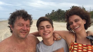 Malu Galli com o marido, o artista plástico Afonso Tostes, e o filho — Foto: Instagram e Divulgação