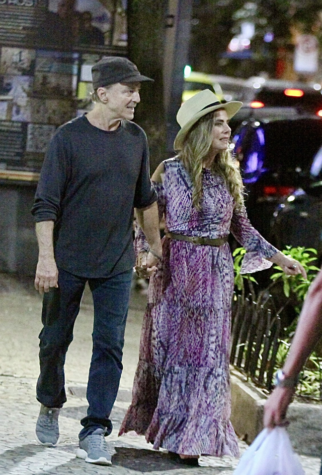 Casados há 46 anos, Bruna Lombardi e Carlos Alberto Riccelli circulam ...