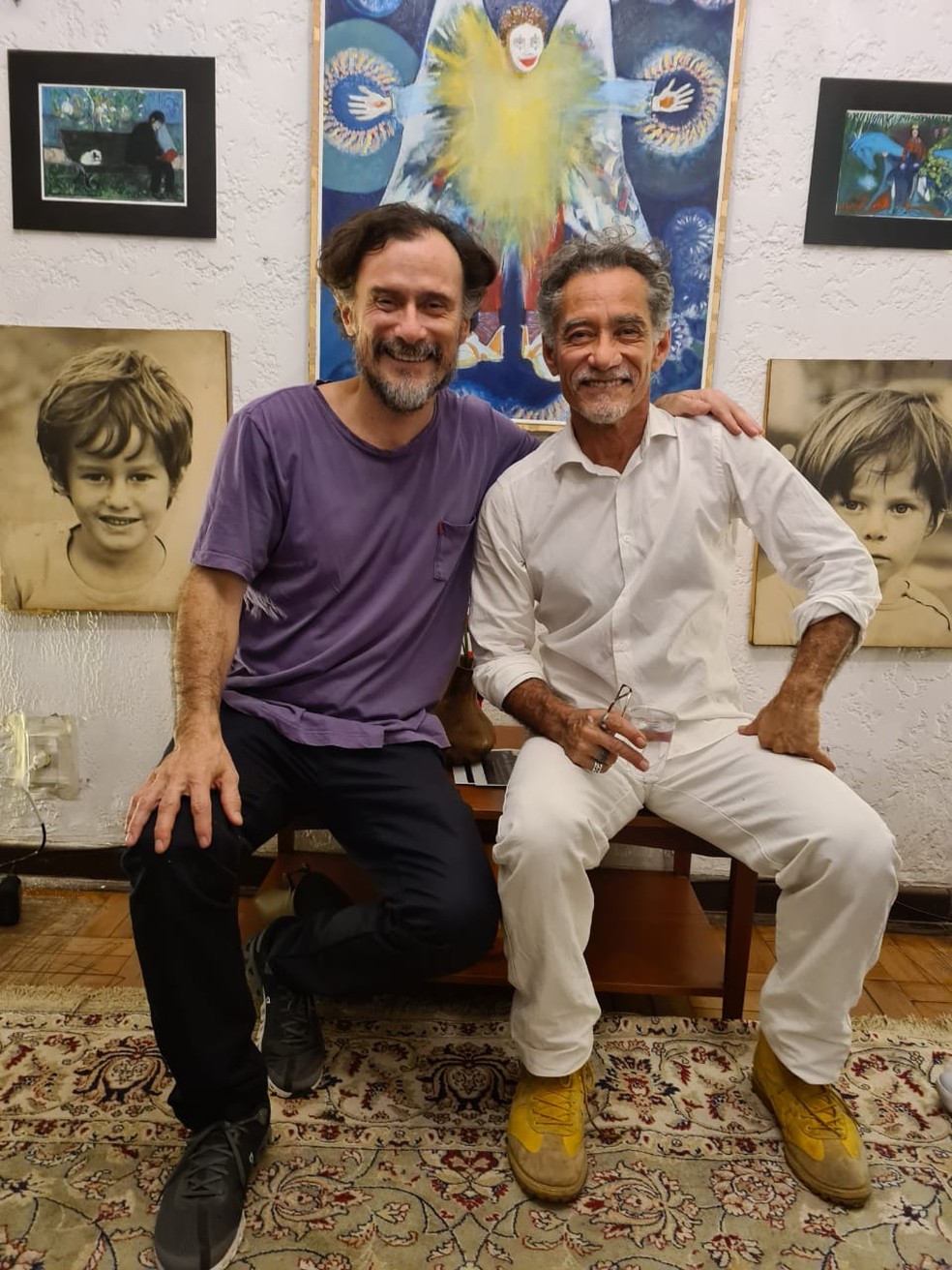 Chico Diaz recorda tempos de menino em casa que agora abriga exposição com seus quadros 'O