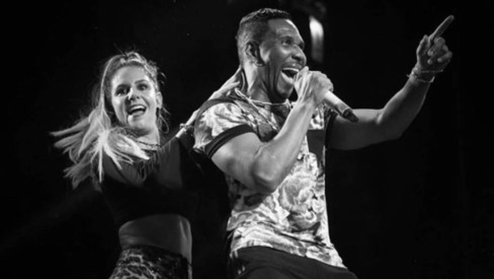 A dan&ccedil;arina Ellen Mascarenhas com Beto Jamaica no palco &mdash; Foto: divulga&ccedil;&atilde;o