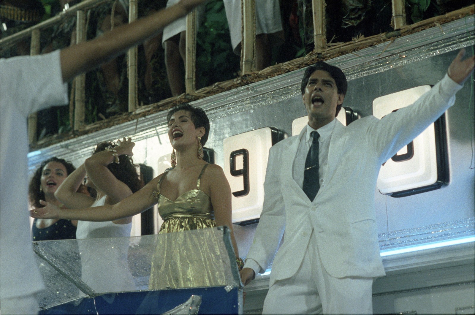 William Bonner e Fátima Bernardes no desfile da escola de samba Beija-Flor de Nilópolis em 1992 — Foto: Reprodução/O Globo