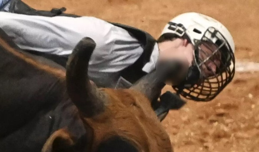 Zachary Naegele é chifrado por touro durante rodeio na Flórida — Foto: Reprodução