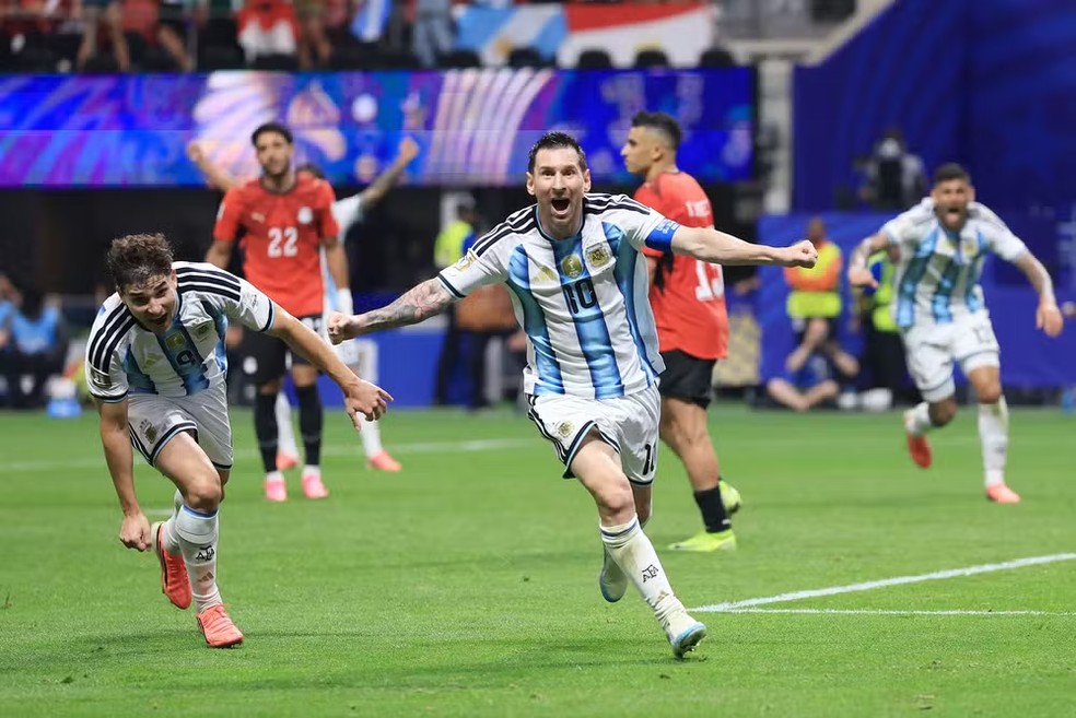 Messi comemora 21º gol em Copas, que garantiu o empate para Argentina diante do Egito — Foto: Elsa/Getty Images via AFP