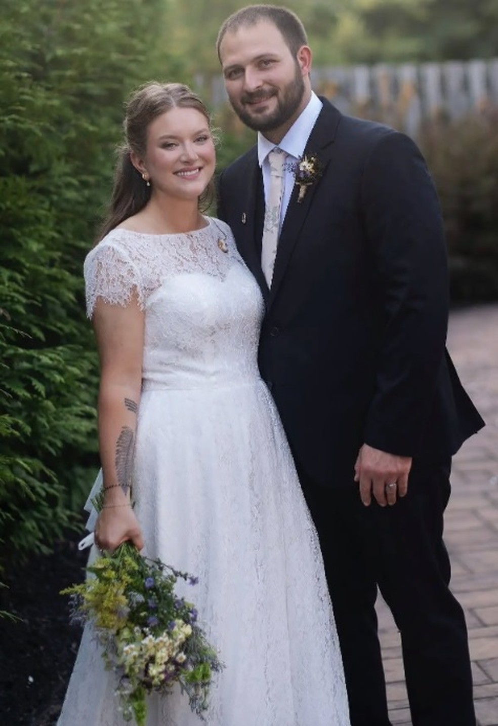 Courtney e o noivo na cerimônia de casamento — Foto: Reprodução