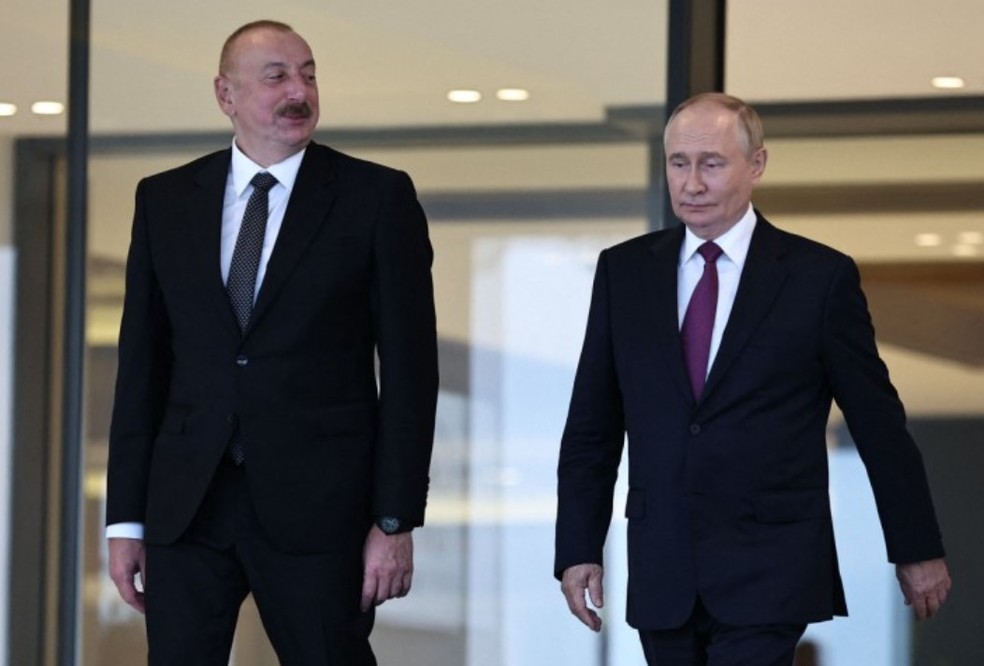 Vladimir Putin (&agrave; direita) em encontro com o presidente do Azerbaij&atilde;o, Ilham Aliyev, em Baku &mdash; Foto: AFP