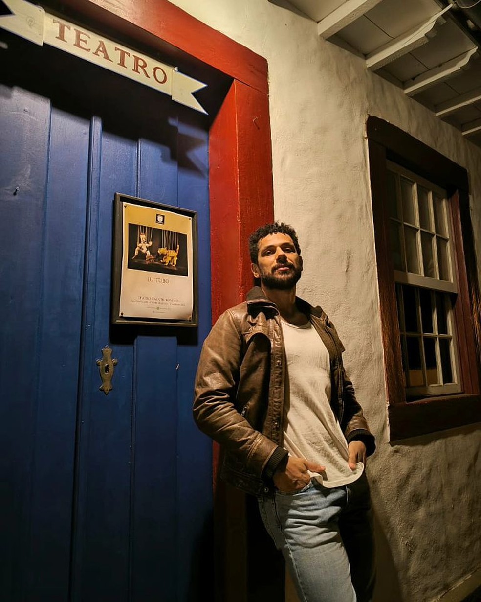 Amaury Lorenzo na porta do teatro em Tiradentes — Foto: reprodução/ instagram