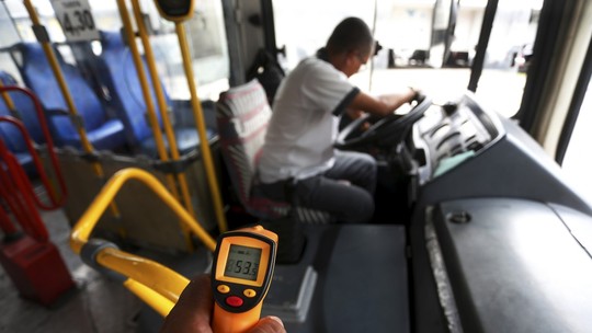 Calorão na rua e dentro do ônibus: temperatura chega a 53 graus nos coletivos do Rio