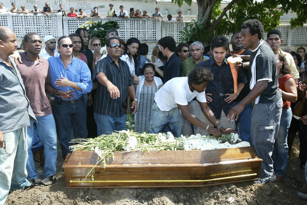 Enterro do ator Fernando Almeida, assassinado quando saía de festa em Realengo, no Cemitério de Irajá — Foto: Guilherme Pinto