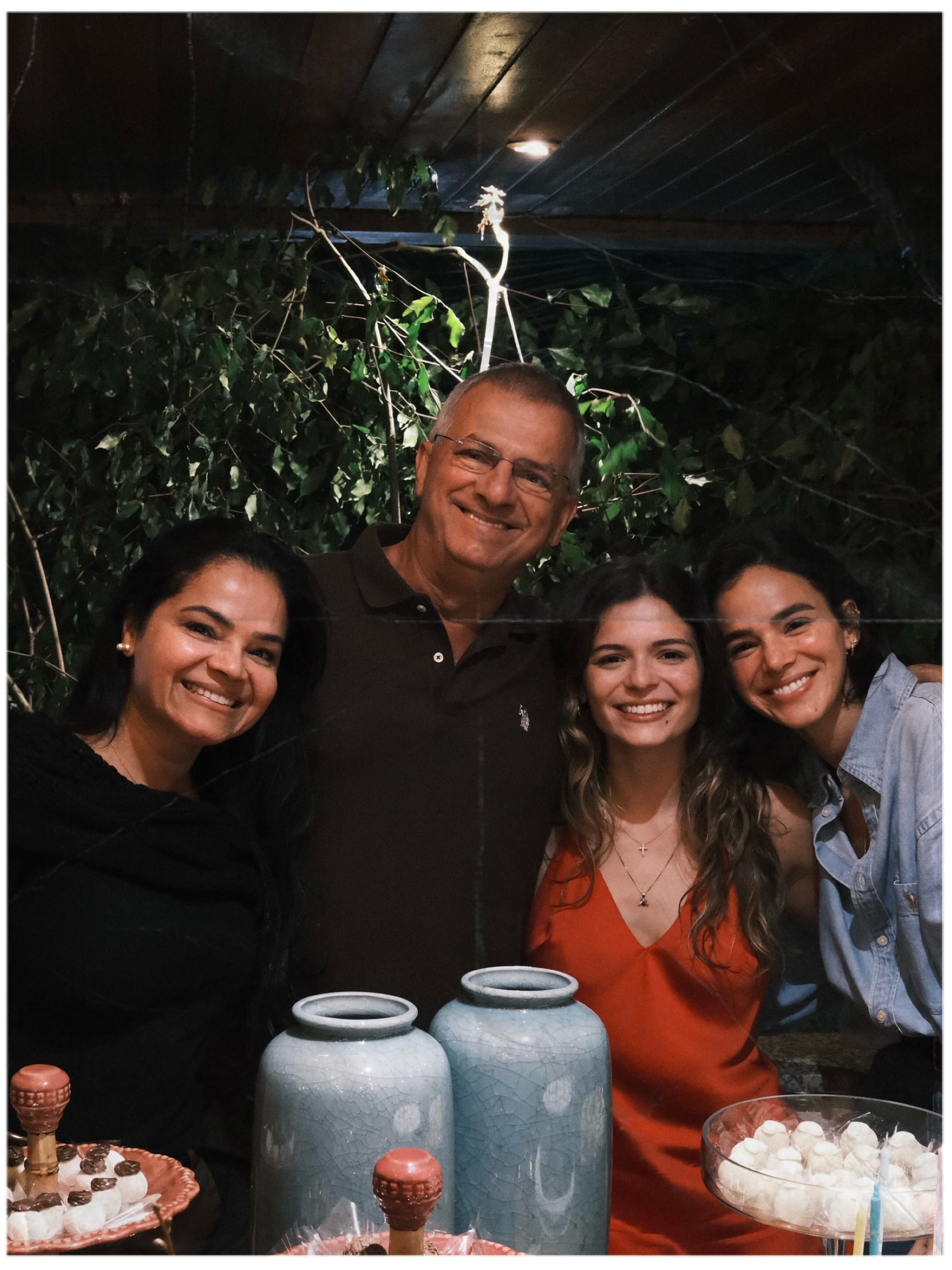 Bruna Marquezine aparece ao lado da irmã e dos pais em foto rara