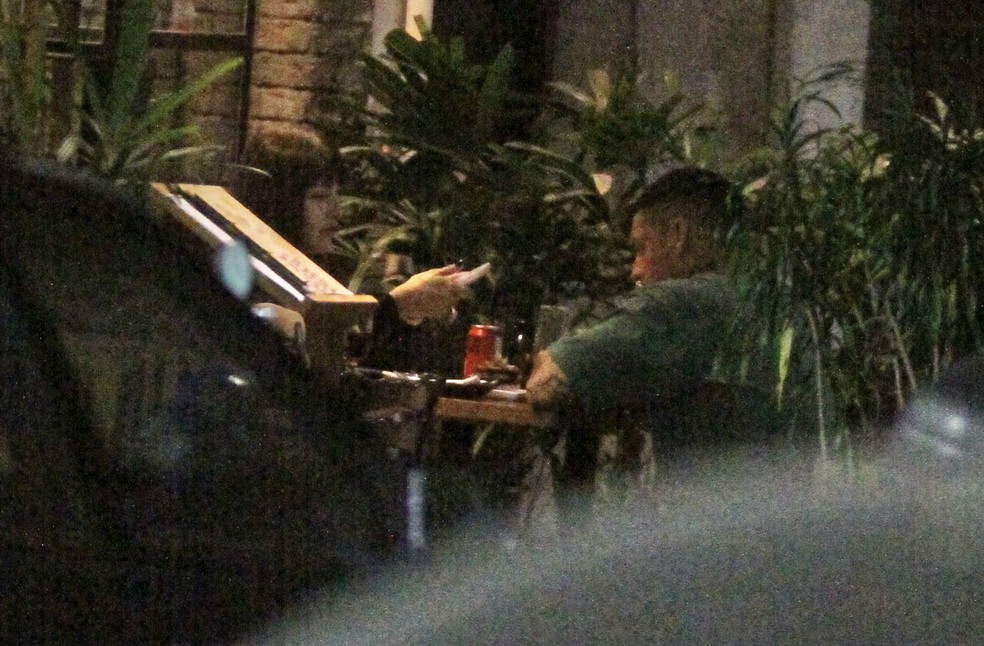 Filipe Ret tem jantar rom&acirc;ntico com namorada no Leblon e deixa local com carr&atilde;o de R$ 3 milh&otilde;es  &mdash; Foto: EXTRA