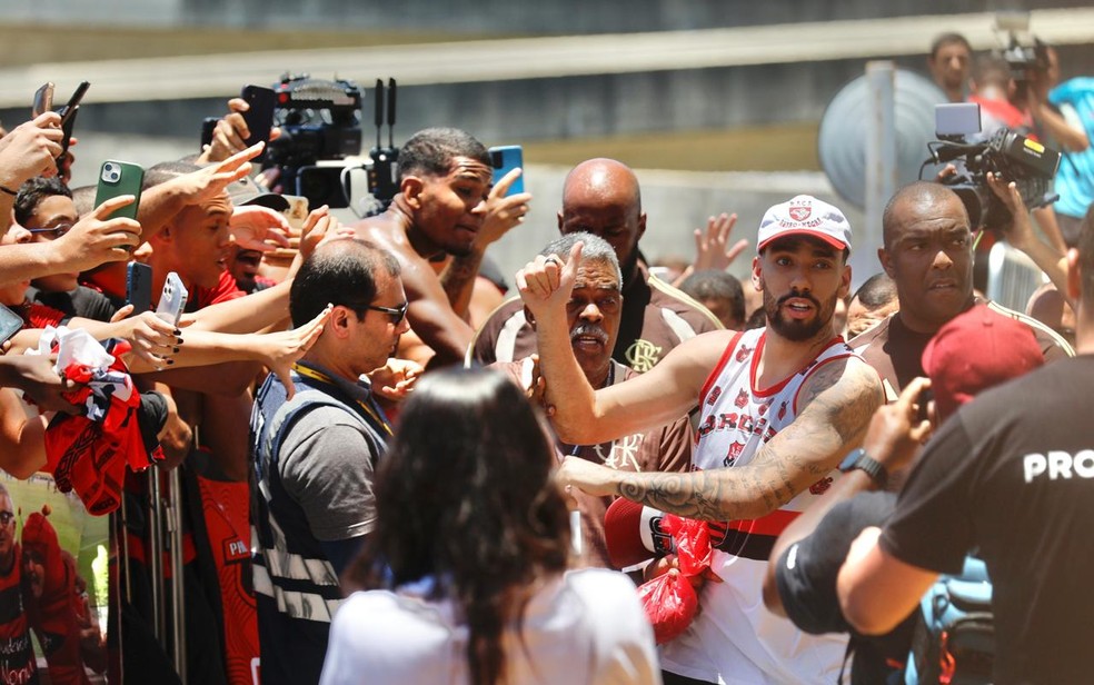 Lucas Paquetá desembarca no Rio de Janeiro para se apresentar ao Flamengo — Foto: Gabriel de Paiva / O Globo
