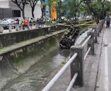 Caminhão cai em rio na Tijuca: vídeo impressiona e viraliza nas redes