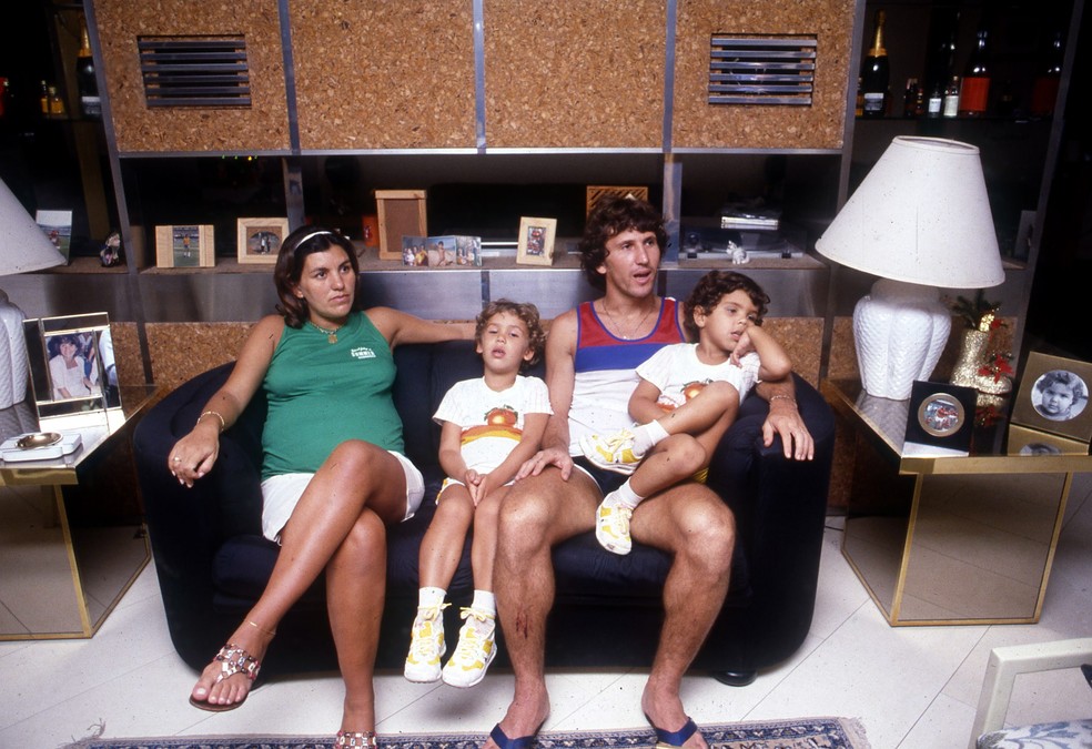 Zico em sua casa na Barra da Tijuca com sua esposa Sandra e os filhos — Foto: Anibal Philot / Agência O Globo