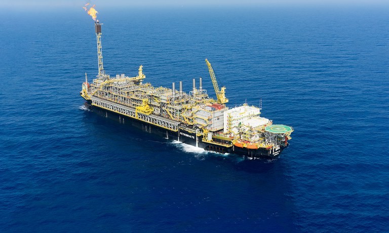 Exportação de petróleo do Brasil para a Ásia mais do que dobra com guerra no Irã e tarifas americanas - QTU Questões do Universo