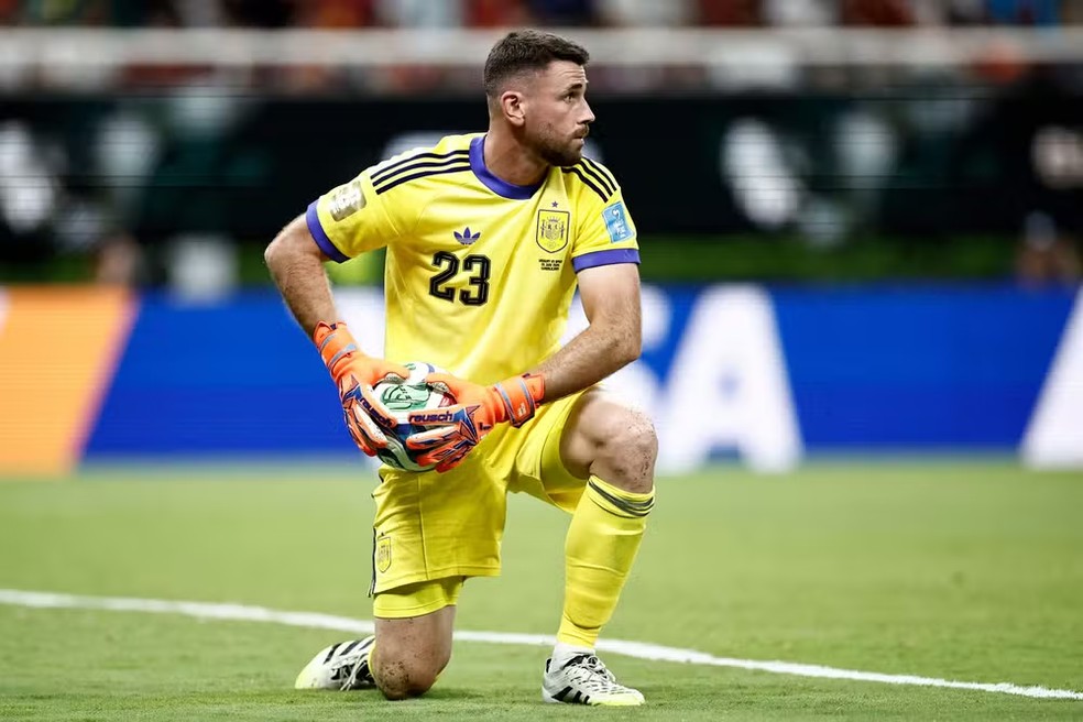 Unai Simon ajudou a Espanha a conquistar recorde mundial como seleção a ficar mais tempo sem sofrer gols em Copas — Foto: Ulises RUIZ/AFP