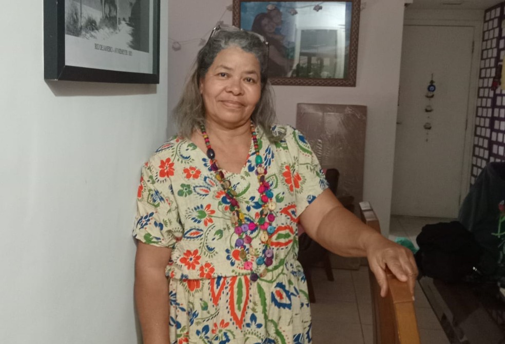 Rosângela Barros, de 64 anos, trabalha como cuidadora desde que saiu do Bolsa Família — Foto: Arquivo pessoal