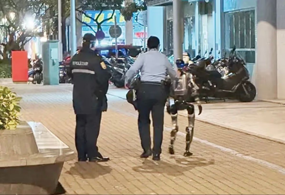 Unitree G1 foi levado preso por policiais — Foto: Reprodução/X/@CyberRobooo