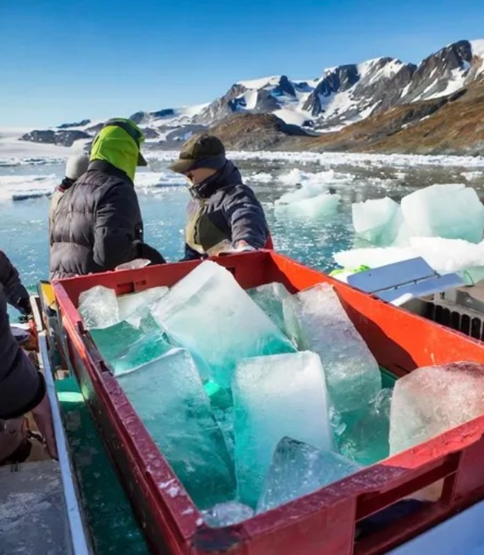 Funcionários da Arctic Ice com blocos de gelo 'virgem' retirado de fiordes perto de Nuuk, capital da Groenlândia — Foto: Divulgação