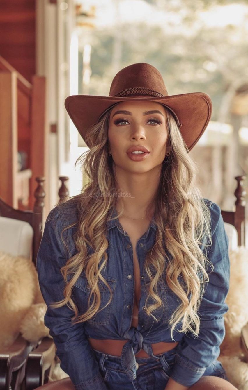 Modelo do Onlyfans: quem é a moça filmada aos beijos com Whindersson Nunes em jatinho