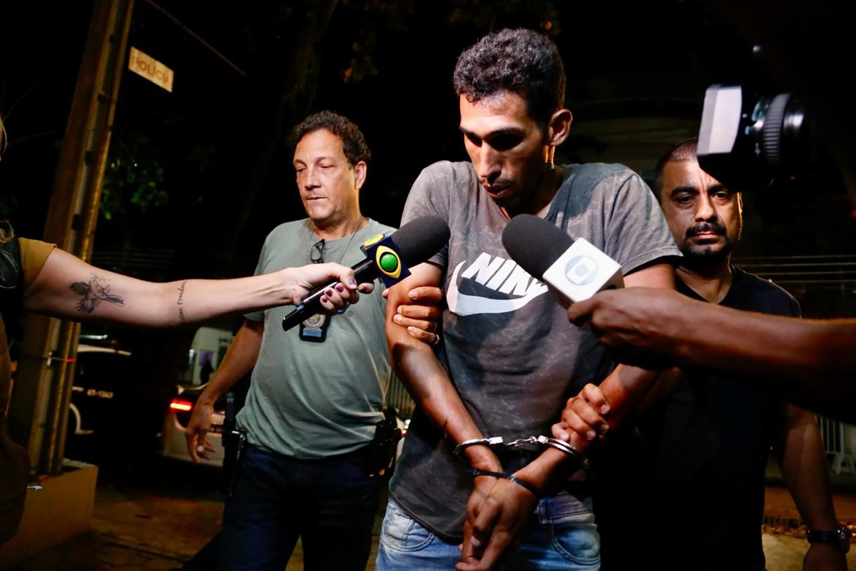 Cubano suspeito de matar galerista americano chega preso &agrave; delegacia: 'Me  culparam. N&atilde;o fiz nada'