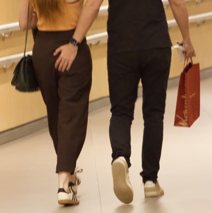 Dani Calabresa troca beijos e ganha 'mão boba' do marido em ida ao ...