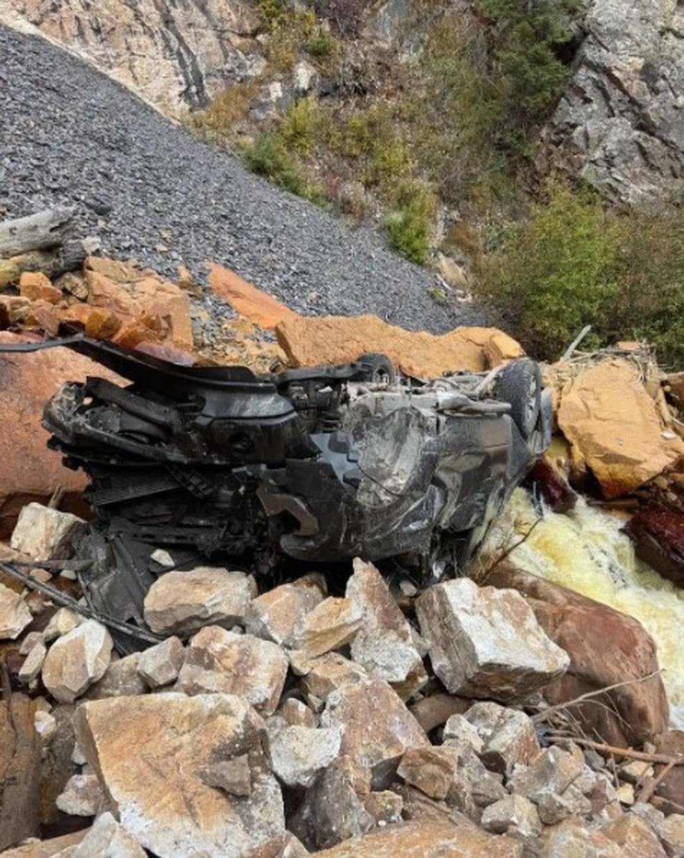 Picape destruída após despencar de altura de 90 metros no Colorado — Foto: Reprodução/Facebook(Ouray Mountain Rescue Team)