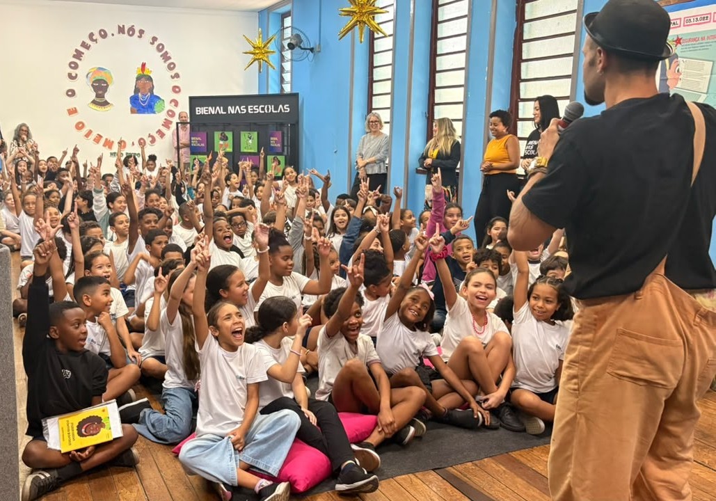 Bienal nas Escolas leva escritora Bárbara Carine para encontro com estudantes no Méier - QTU Questões do Universo