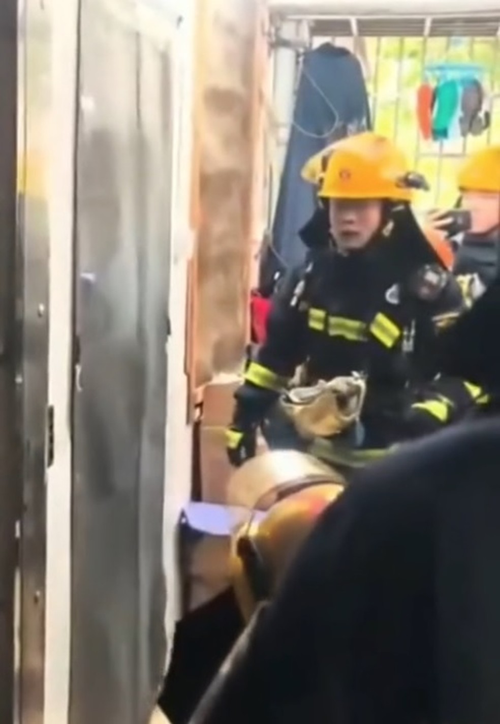 Expressão sem graça de bombeiro após interromper sexo de moradores em Guangzhou — Foto: Reprodução