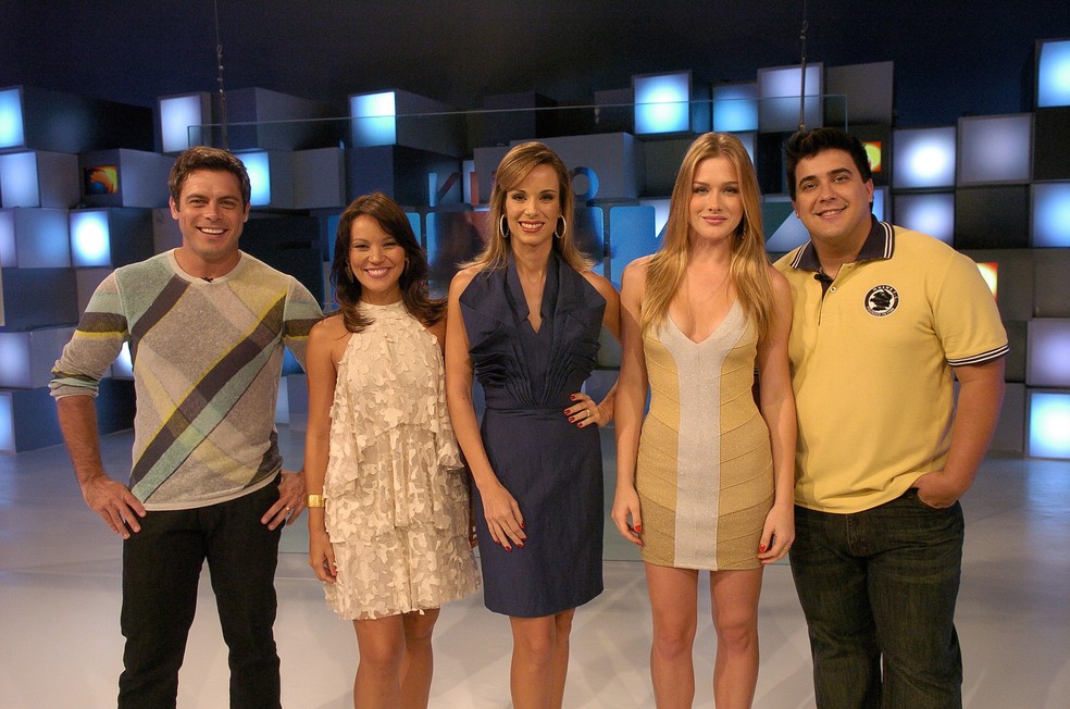 Luigi Baricelli, Geovanna Tominaga, Ana Furtado, Fiorella Mattheis e André Marques: time de apresentadores do "Vídeo show" em 2009 — Foto: Alex Carvalho/Rede Globo/ Divulgação