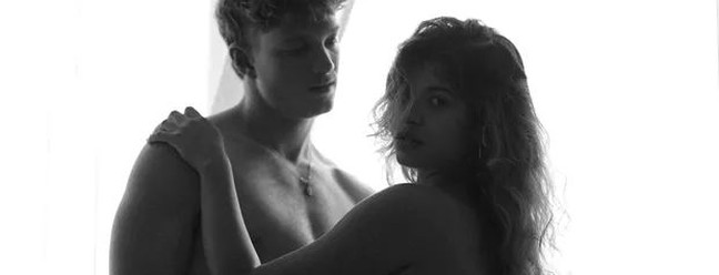 Pedro Novaes em ensaio nu com a namorada, Eduarda Villar — Foto: Provador