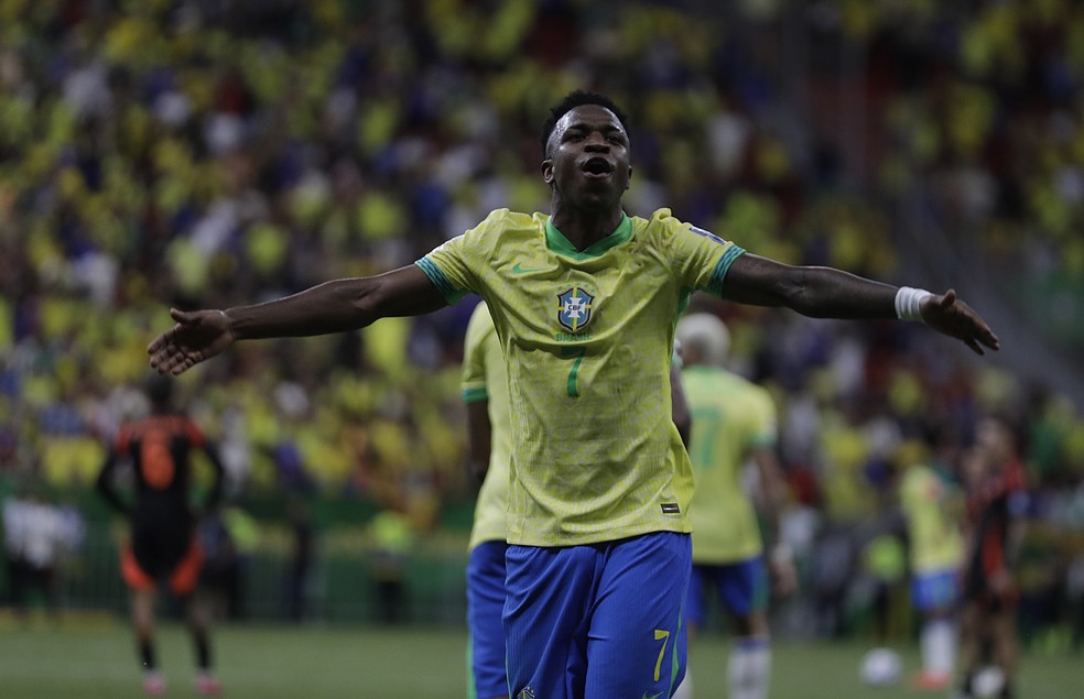 Vinicius Junior celebra gol da vitória em Brasil x Colômbia — Foto: Cristiano Mariz
