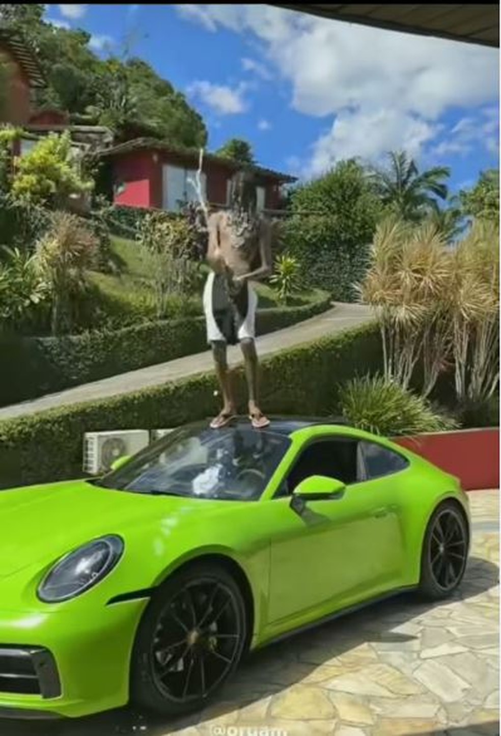 Oruam festeja compra de Porsche &mdash; Foto: rep/ instagram