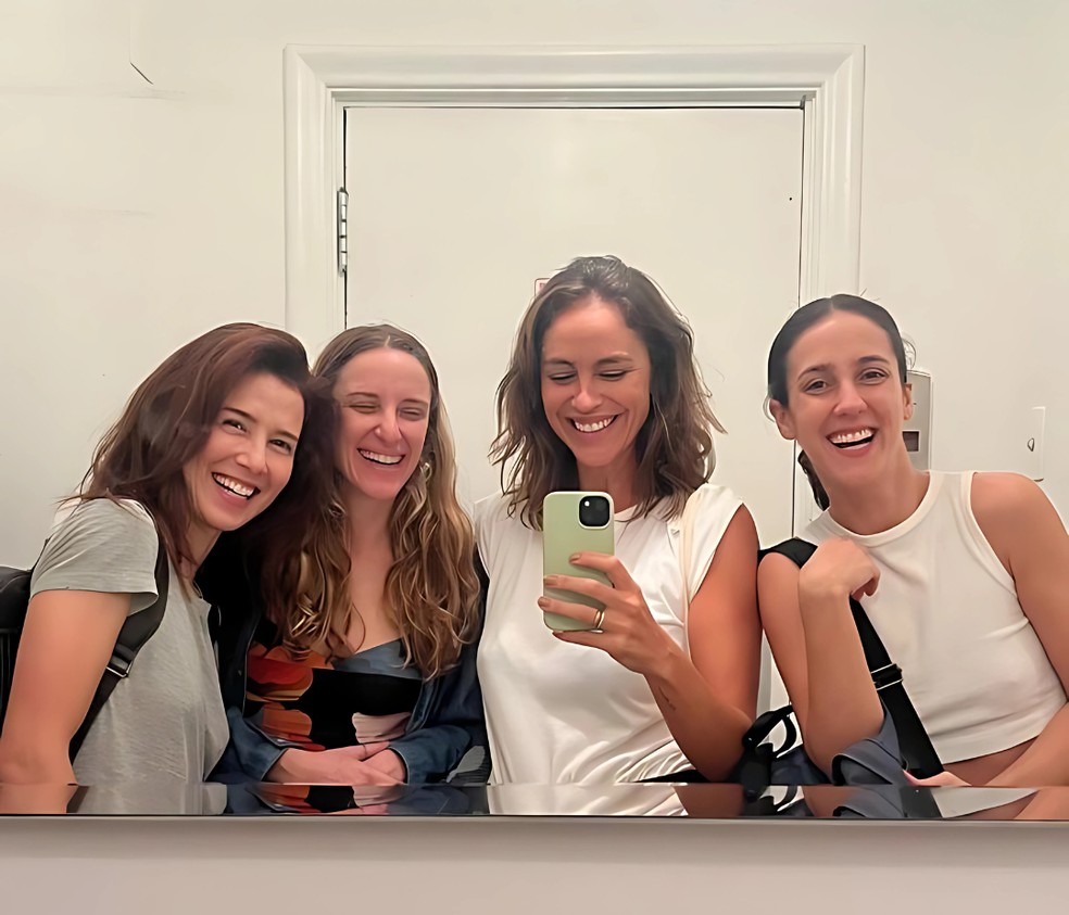 Marjorie Estiano, Carol Ferman, Tóia Ferraz e Camila Mardila nos bastidores da série "Praia dos ossos" — Foto: Arquivo pessoal