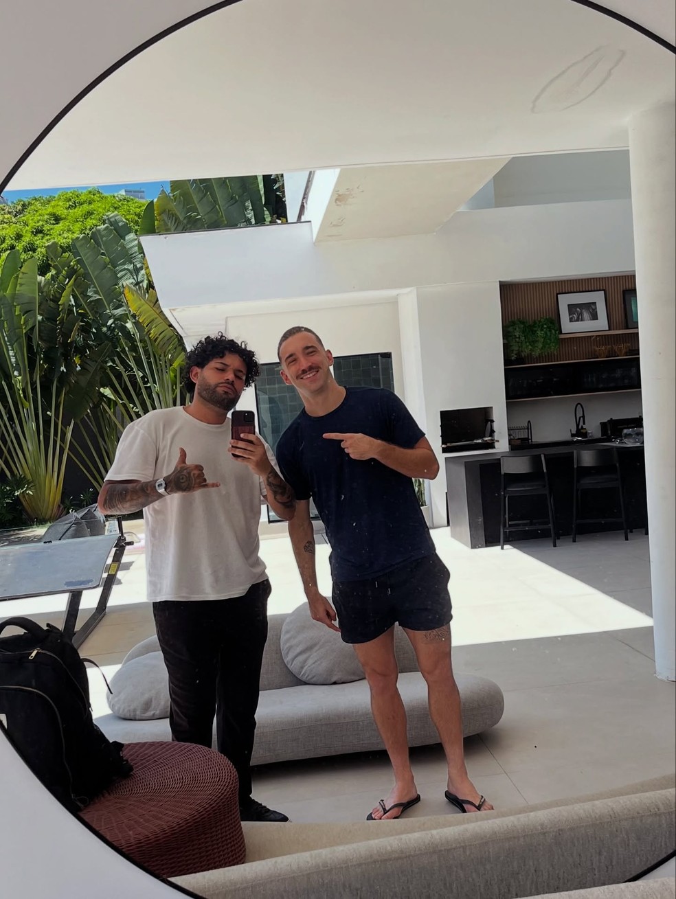 Léo Ortiz com seu barbeiro em sua mansão na Barra — Foto: reprodução/ instagram