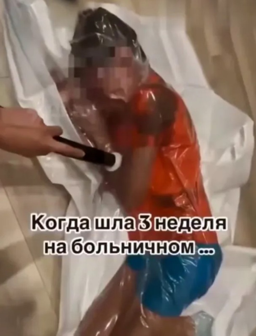 Influencer russa Anna Saparina causou revolta na web ao usar selador a vácuo com filho de 10 anos — Foto: Reprodução