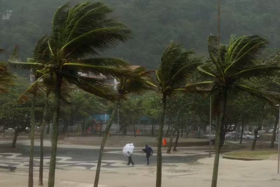 Imagem ilustrativa sobre Com ventos de 109 km/h, famosos correm para se proteger: 'Parece cena de filme'