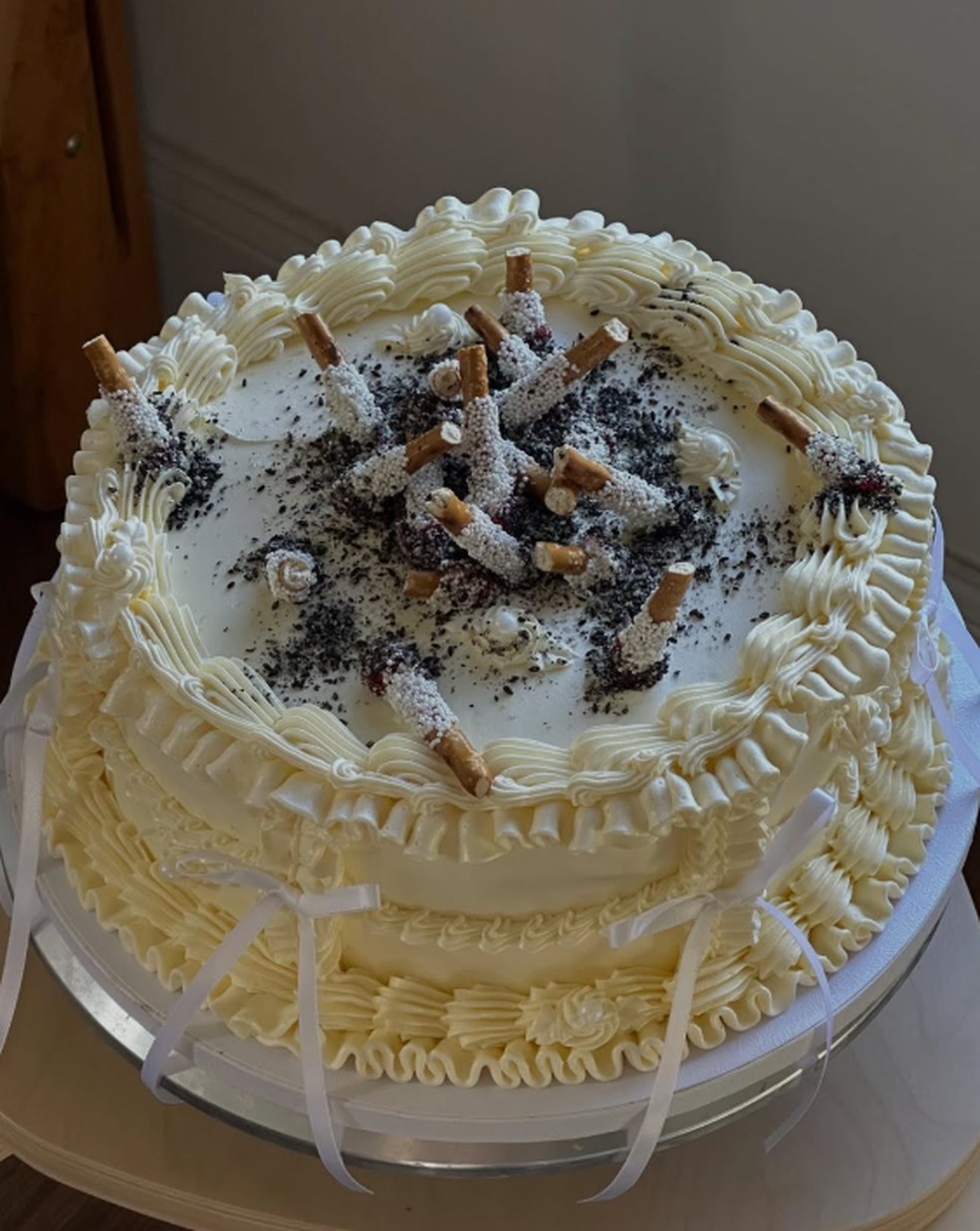 Confeiteira cria um bolo que se parece exatamente com um cinzeiro cheio de cigarros &mdash; Foto: Reprodu&ccedil;&atilde;o/Instagram @atinykitchennyc